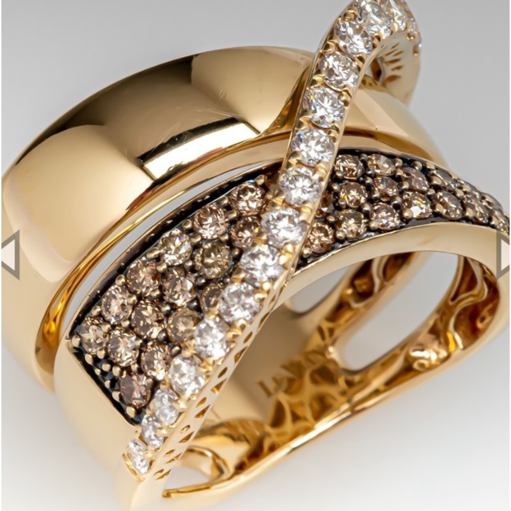 Gorgeous 14k y/g Diamond LeVian Ring! Size 10. Like new!